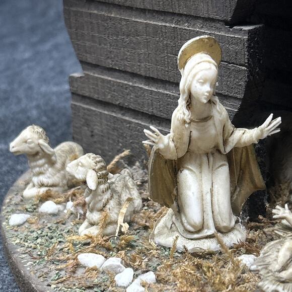 Vtg Italian Nativity Scene Handcrafted Collectible Unique Roofline Wooden Stable - Picture 9 of 14